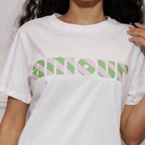 zoom sur les détails du tee-shirt blanc écrit "amour" bicolore