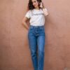 Tee-shirt blanc porté avec écriture "ohlala" pailleté
