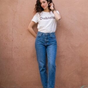 Tee-shirt blanc porté avec écriture "ohlala" pailleté