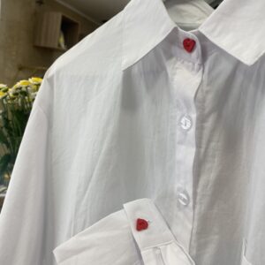 chemise blanche détail boutons coeurs rouge
