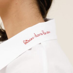 chemise blanche broderie rouge "bisou dans le cou"