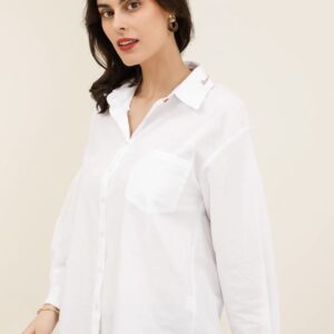 Chemise blanche broderie rouge "bisou dans le cou"