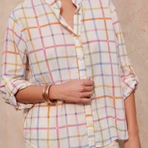 femme portant une chemise coloré